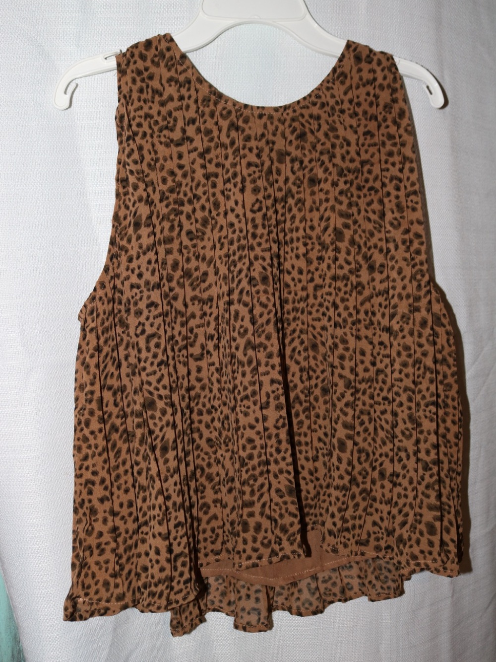 She + Sky Brown Leopard Print Pleated Sleeveless Blouse